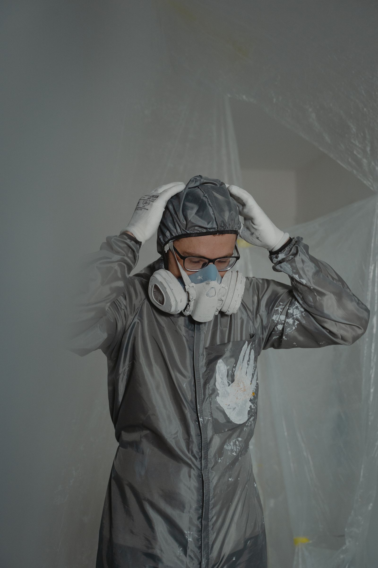 Travailleur en combinaison de protection et masque respiratoire pour retrait d'amiante