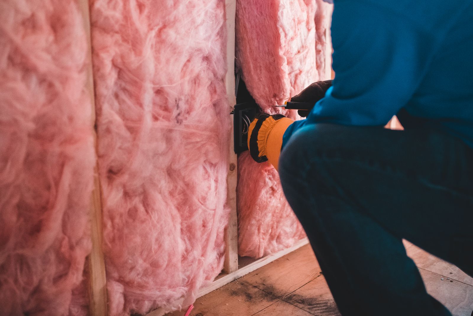 Soufflage d'isolant cellulose dans un grenier résidentiel